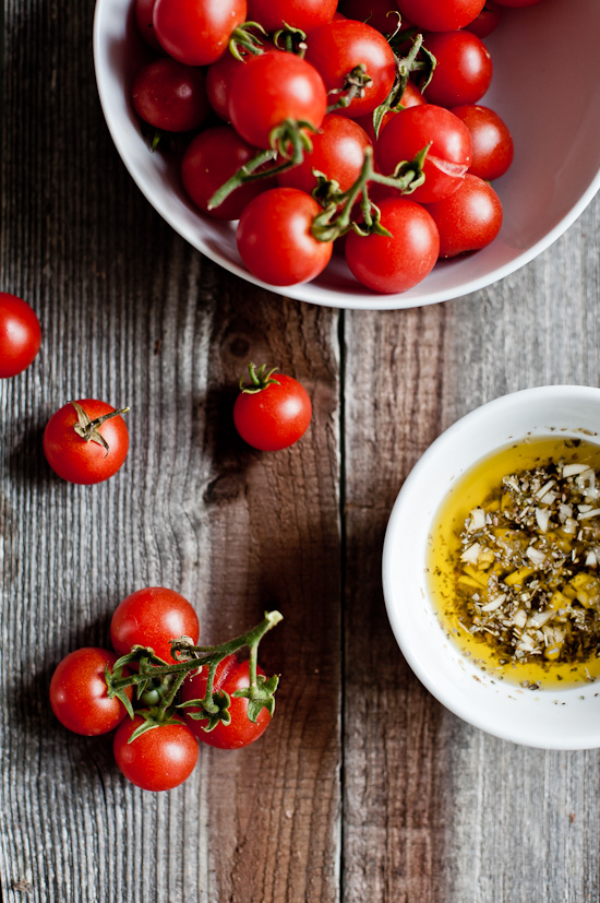 cherry paradajz na stolu u posudi